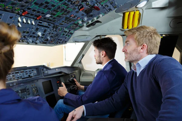 Two Pilots Dressed Uniform Flying Jet Airliner — Stock Photo, Image