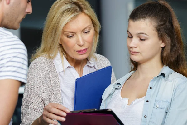 Zralé Žena Učitel Pomáhá Dospívající Student — Stock fotografie