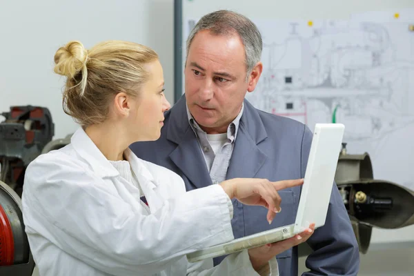 Mécanicien Apprenti Regardant Les Résultats Des Diagnostics — Photo