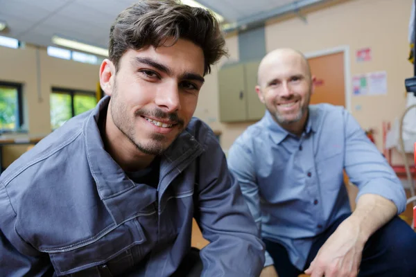 Retrato Dois Operários Masculinos — Fotografia de Stock