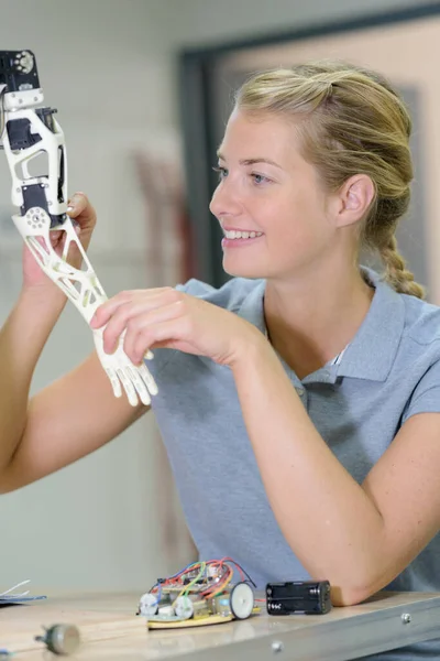 Mulher Robôs Laboratório Depurar Microcontrolador — Fotografia de Stock