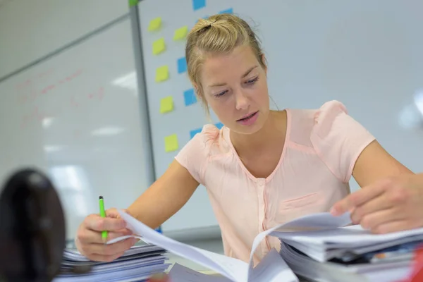 Professora Lançando Notas Sua Mesa — Fotografia de Stock