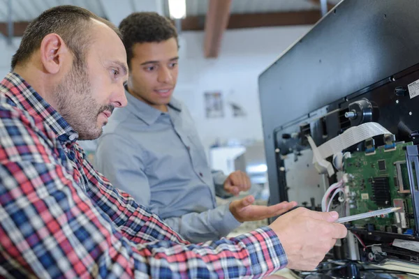 Professionele Ontwerper Staat Naast Printer — Stockfoto