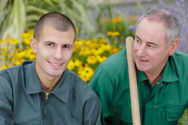 Gärtnerlehrling Und Lehrer Blicken Die Kamera — Stockfoto