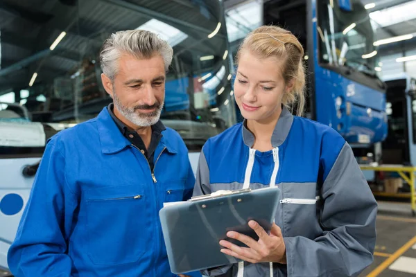 Mecánico Mantenimiento Autobuses Leyendo Portapapeles — Foto de Stock