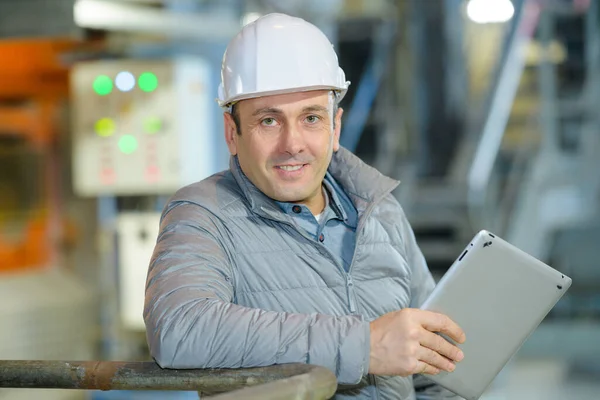 Männlicher Industriearbeiter Posiert Mit Tablet — Stockfoto