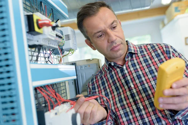 Mens Test Elektronisch Systeem Met Multimeter — Stockfoto