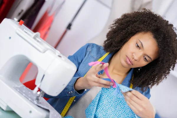 Female Dressmaker Stitching Cloth Sewing Machine — Stock Photo, Image