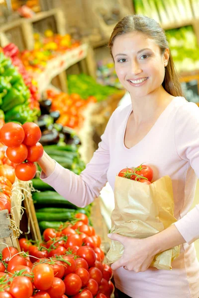 Ella Está Comprando Algunos Tomates —  Fotos de Stock