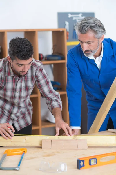 Zwei Holzarbeiter Der Tischlerei Messplatten — Stockfoto