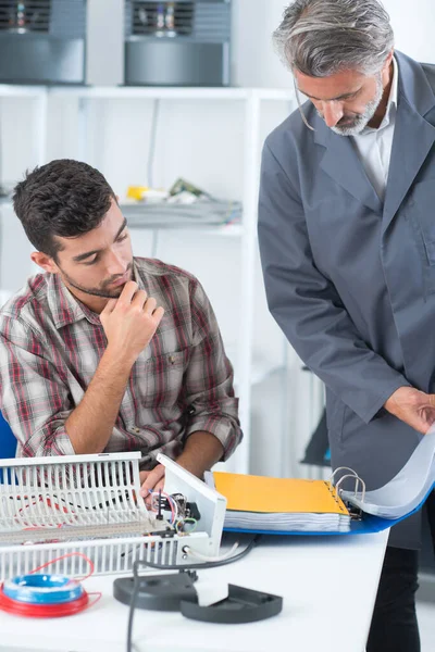 Twee Personen Die Een Radiator Repareren — Stockfoto