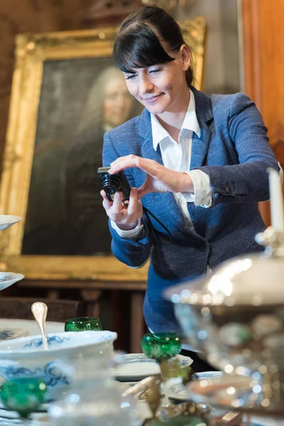 Frau Fotografiert Antiquitäten — Stockfoto