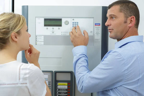 Twee Zakenmensen Die Met Beeldscherm Werken — Stockfoto