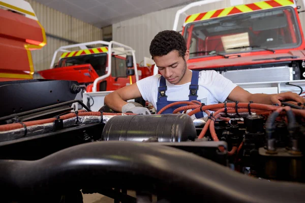 Homem Que Fixa Motor — Fotografia de Stock