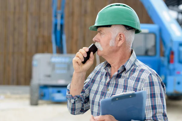 Trabajador Senior Hablando Por Teléfono Móvil — Foto de Stock
