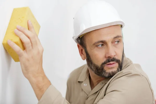Ein Männlicher Bauarbeiter Wäscht Wand — Stockfoto