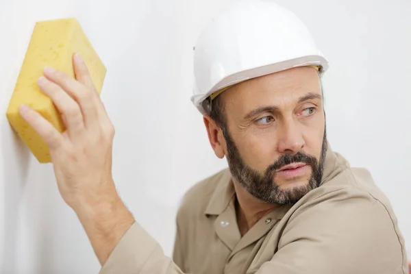 Uma Parede Lavagem Construtor Masculino — Fotografia de Stock