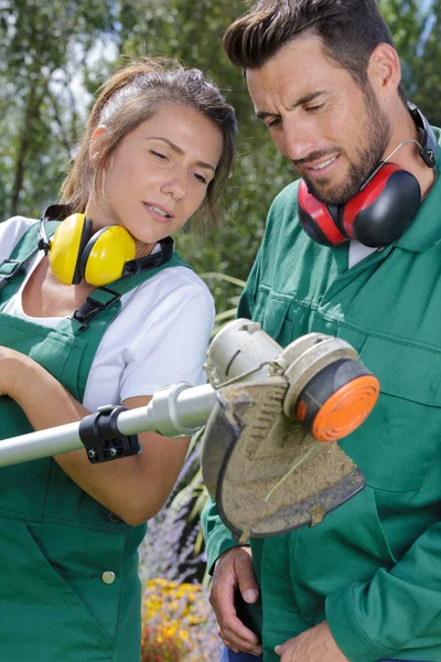 Kvinna Och Man Kollar Ett Verktyg — Stockfoto