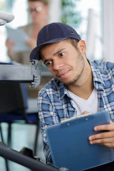 Een Technicus Die Iets Gaten Houdt — Stockfoto