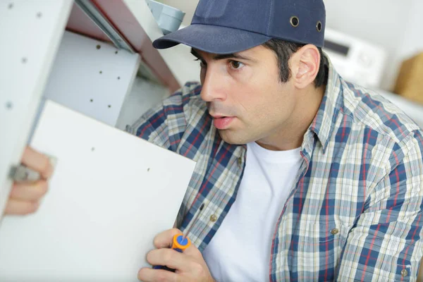 Man Die Een Houten Deurkast Repareert — Stockfoto