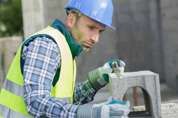 Manlig Byggare Som Arbetar Med Cementblock — Stockfoto