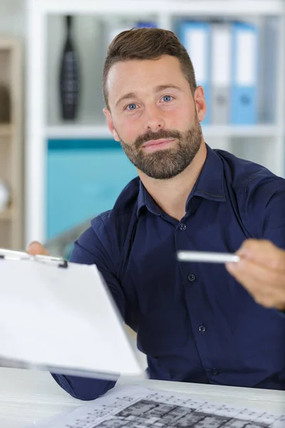 Hombre Pedir Firmar Factura — Foto de Stock