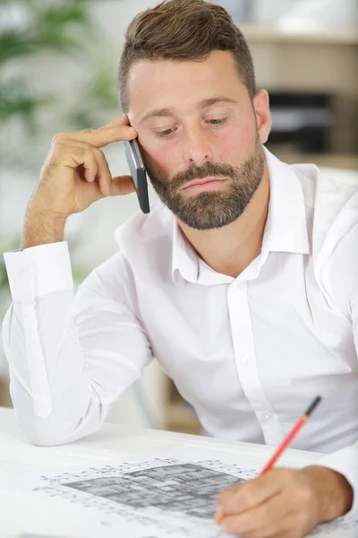 Diseñador Teléfono Trabajando Plano Oficina —  Fotos de Stock