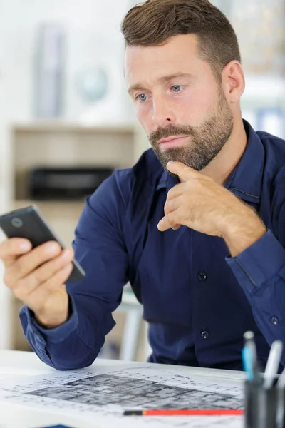 Homem Escritório Por Telefone — Fotografia de Stock