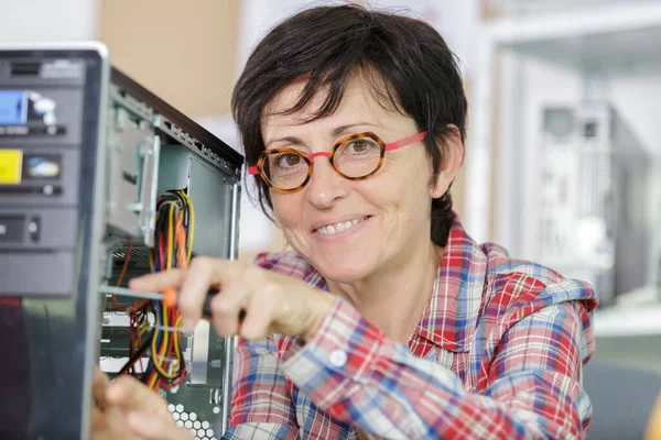 Feliz Mulher Meia Idade Fixação — Fotografia de Stock