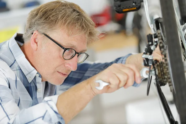 Mature Mécanicien Vélo Compétent Dans Atelier — Photo