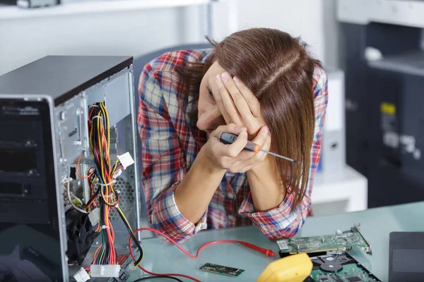 Verstoorde Vrouwelijke Technicus Kijken Naar Gebroken — Stockfoto