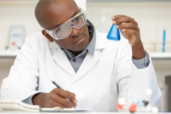 Erkek Araştırmacı Laboratuarda Bir Test Tüpü Tutuyor — Stok fotoğraf