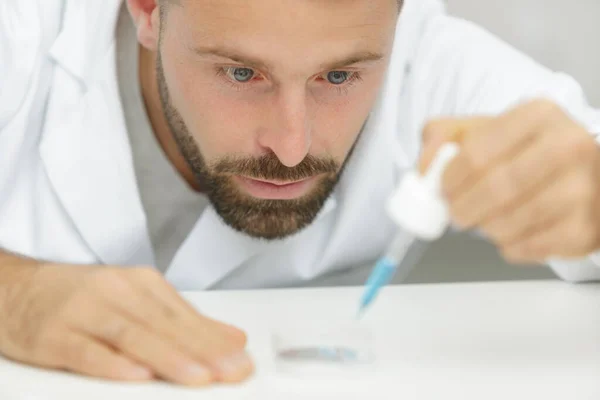 Portret Van Een Laboratoriummedewerker Met Een Pipet — Stockfoto