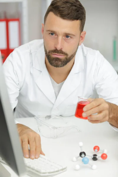 Baňka Tekutinou Růžové Barvy Chemie — Stock fotografie