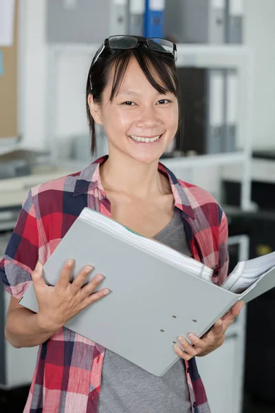 Vrouw Met Een Map — Stockfoto