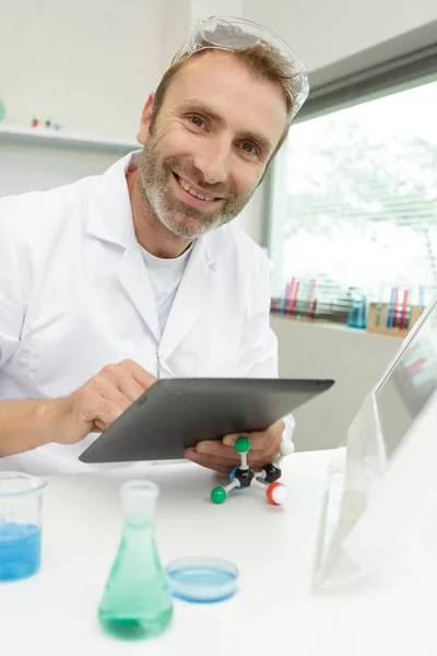 Portret Van Een Lachende Werknemer Met Digitale Tablet Het Lab — Stockfoto