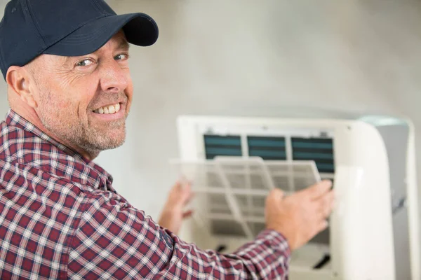 Man Tekniker Fastställande Luftkonditionering Med Skruvmejsel — Stockfoto