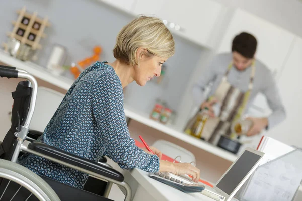 Disabled Woman Wheelchair Using Laptop Home — Stock Photo, Image
