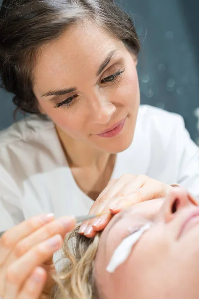 Jovem Mulher Desfrutando Massagem Facial Salão Spa — Fotografia de Stock