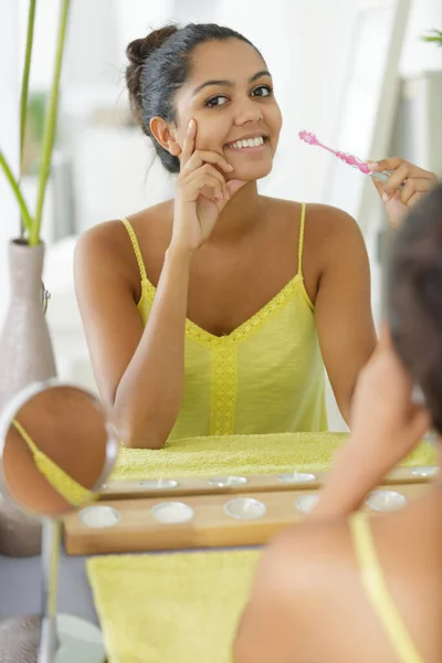 Retrato Uma Bela Mulher Escovando Dentes — Fotografia de Stock