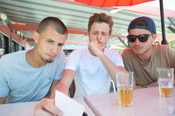 三个年轻人在酒吧里 — 图库照片