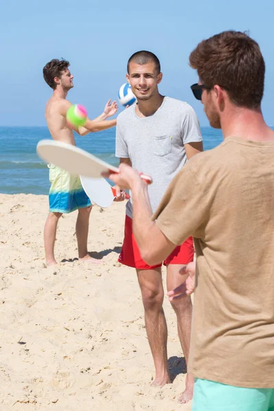 Młodzi Mężczyźni Bawiący Się Kijem Piłką Plaży — Zdjęcie stockowe