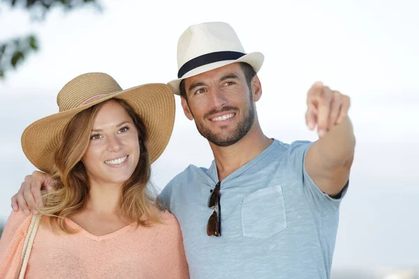 Mooi Glimlachend Paar Wijzend Weg Buiten — Stockfoto