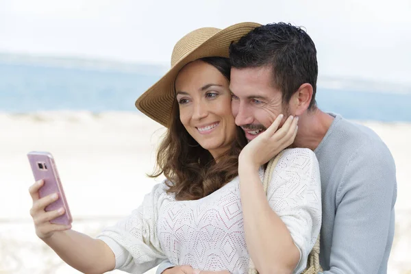 Middelbare Leeftijd Paar Maken Selfie Smartphone — Stockfoto