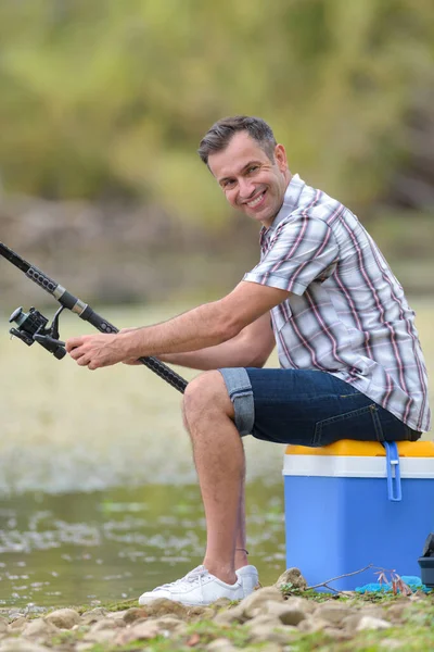 Ritratto Dell Uomo Seduto Sul Refrigeratore — Foto Stock