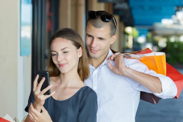 Casal Alegre Com Sacos Compras Tirando Selfie Cidade — Fotografia de Stock