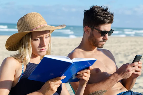Glückliches Und Entspanntes Paar Beim Lesen Freien — Stockfoto