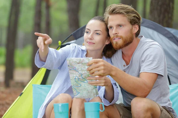 Pareja Que Acampa Mirando Mapa —  Fotos de Stock