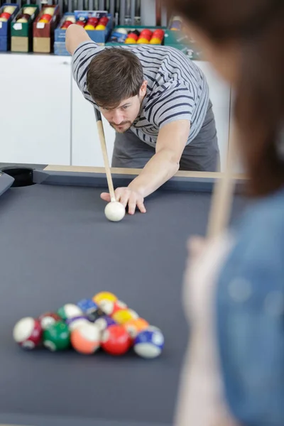 Ett Par Spelar Snooker — Stockfoto