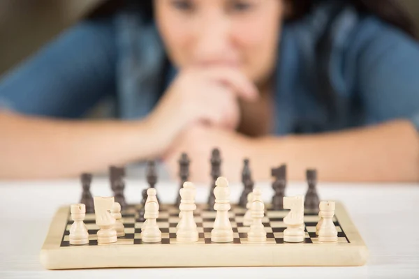 一人でチェスをしている女性が — ストック写真